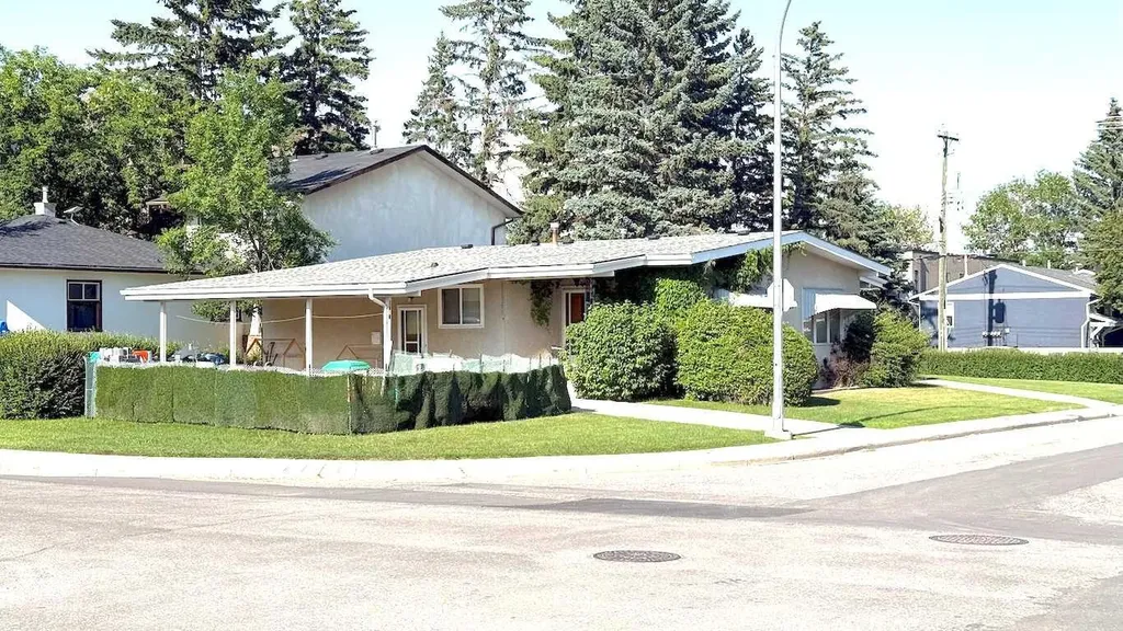 3014, 3016 25 Avenue SW Calgary AB T2E 0K4