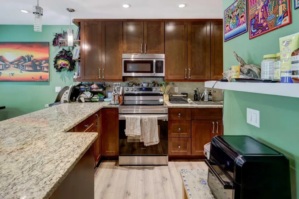 7622 34 Avenue NW Calgary AB T3B 1N6