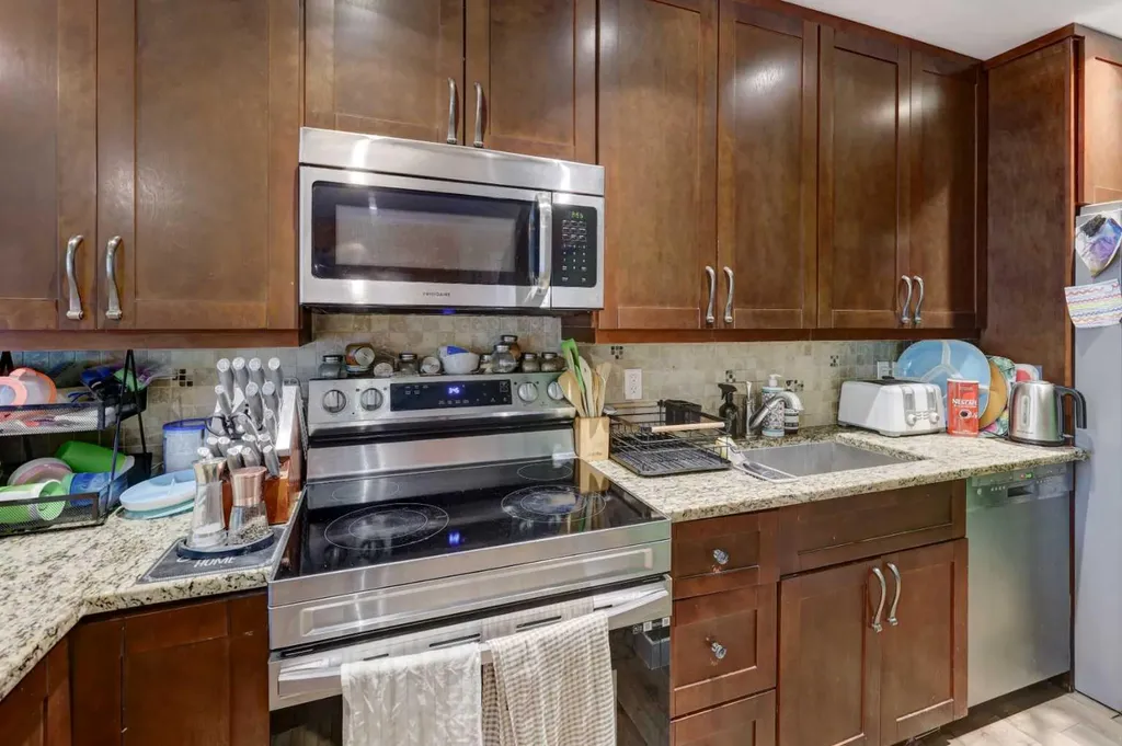 7622 34 Avenue NW Calgary AB T3B 1N6