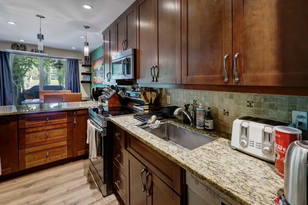 7622 34 Avenue NW Calgary AB T3B 1N6
