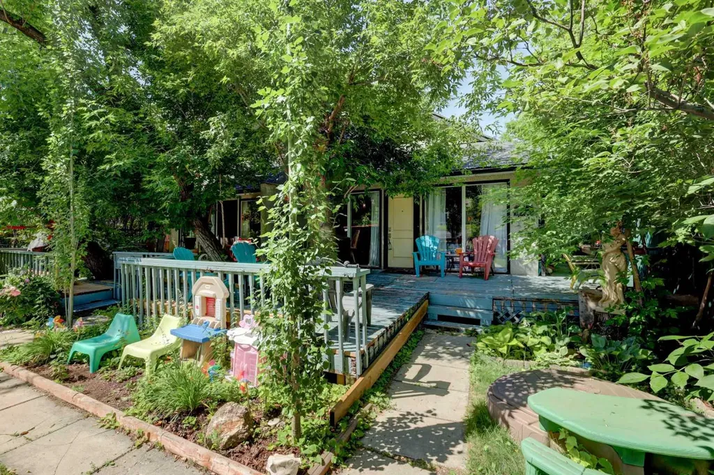 7622 34 Avenue NW Calgary AB T3B 1N6