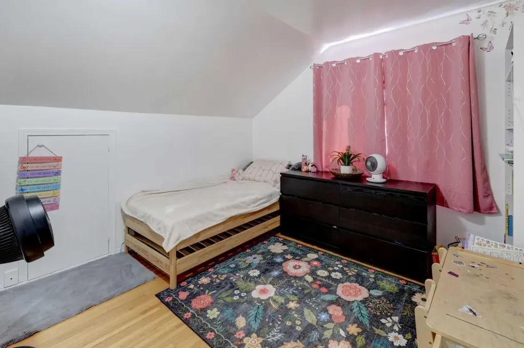 7622 34 Avenue NW Calgary AB T3B 1N6