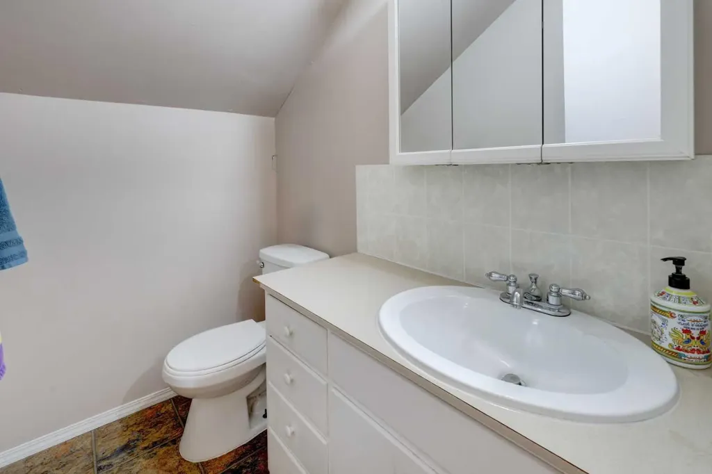 7622 34 Avenue NW Calgary AB T3B 1N6