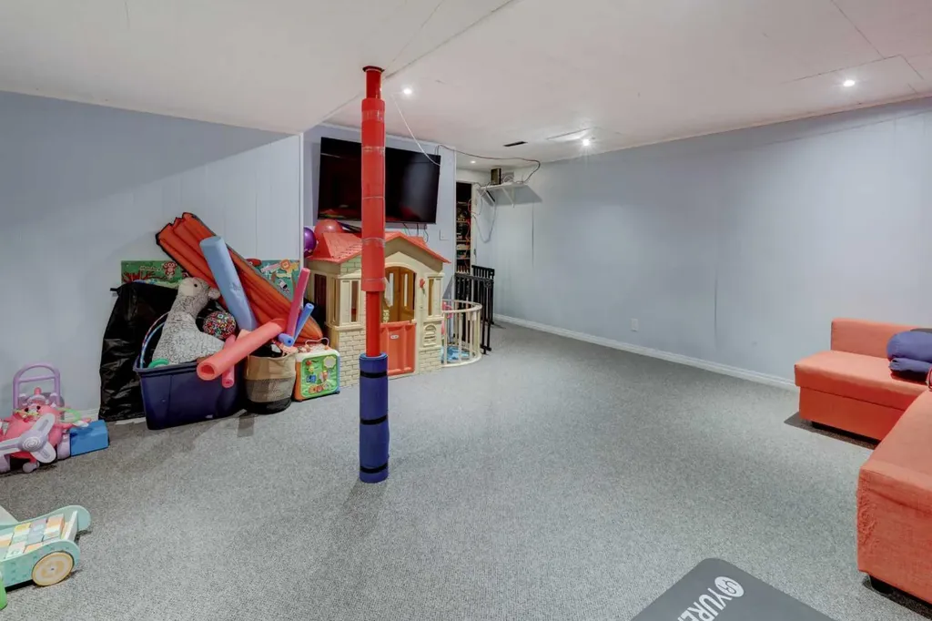 7622 34 Avenue NW Calgary AB T3B 1N6