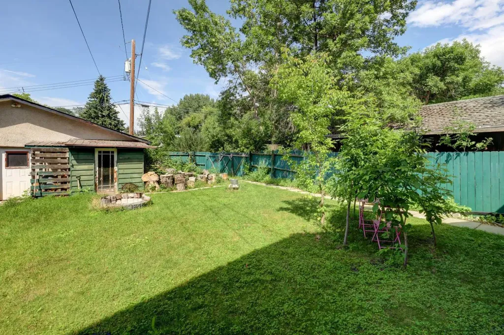 7622 34 Avenue NW Calgary AB T3B 1N6