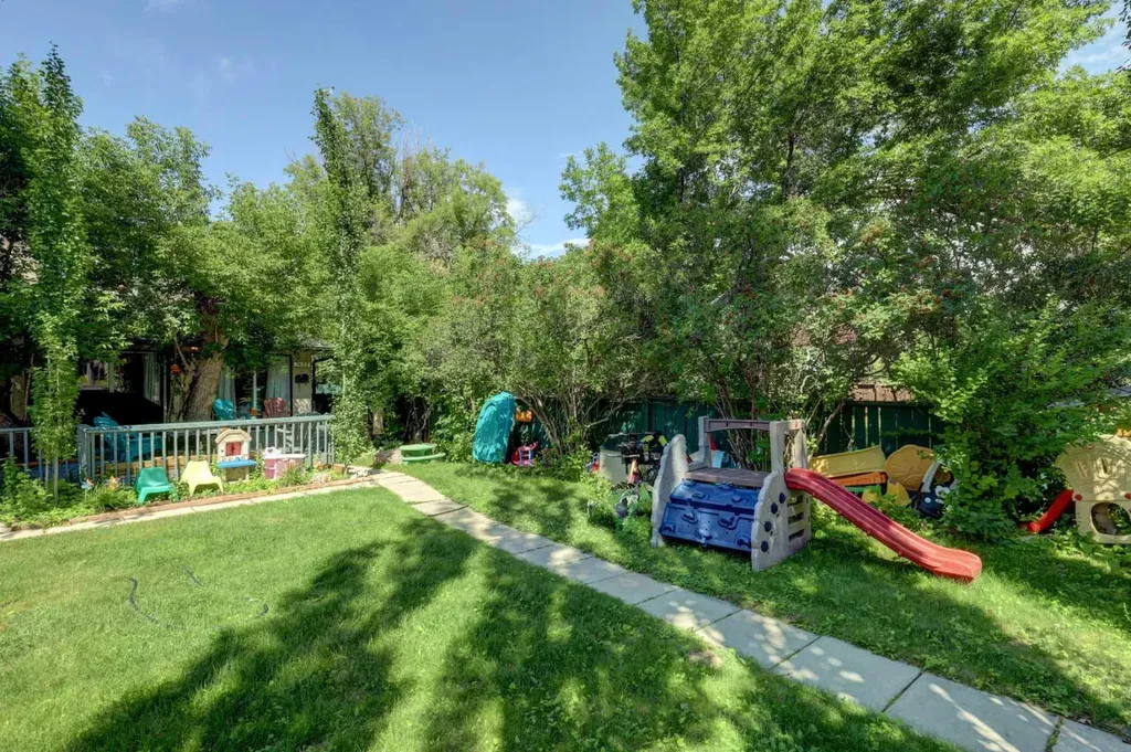 7622 34 Avenue NW Calgary AB T3B 1N6