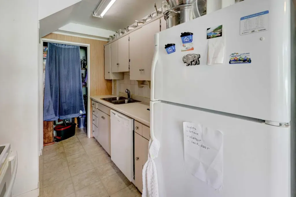 7624 34 Avenue NW Calgary AB T3B 1N6