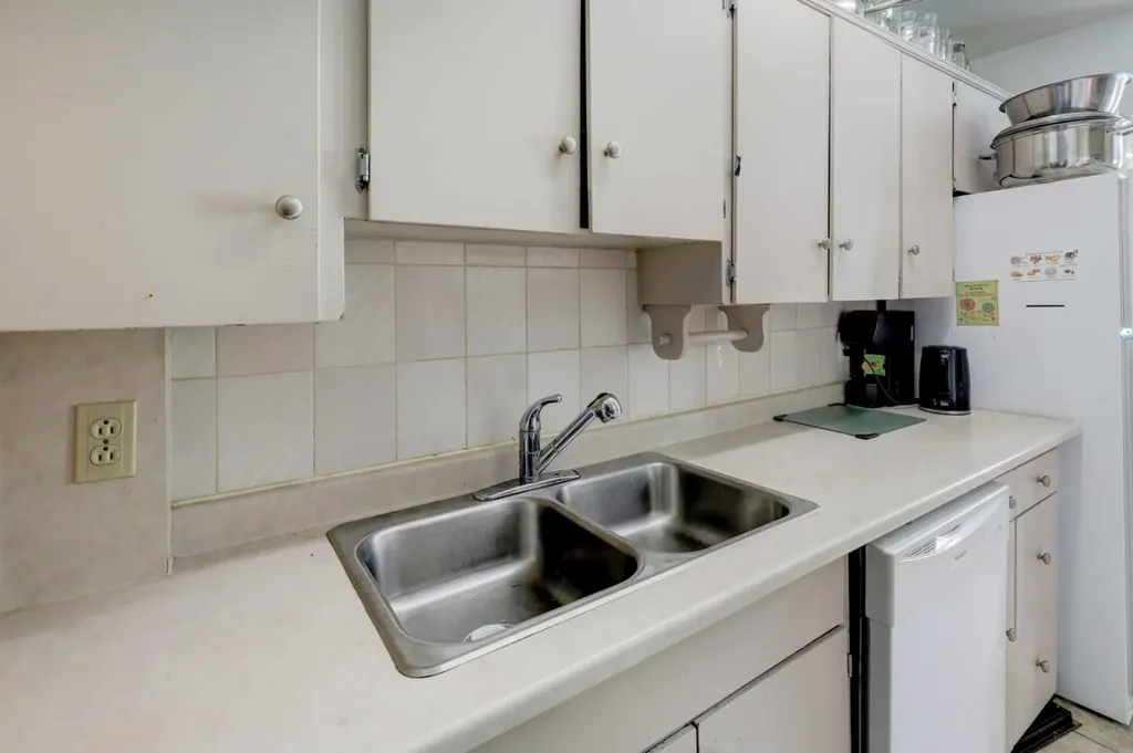 7624 34 Avenue NW Calgary AB T3B 1N6