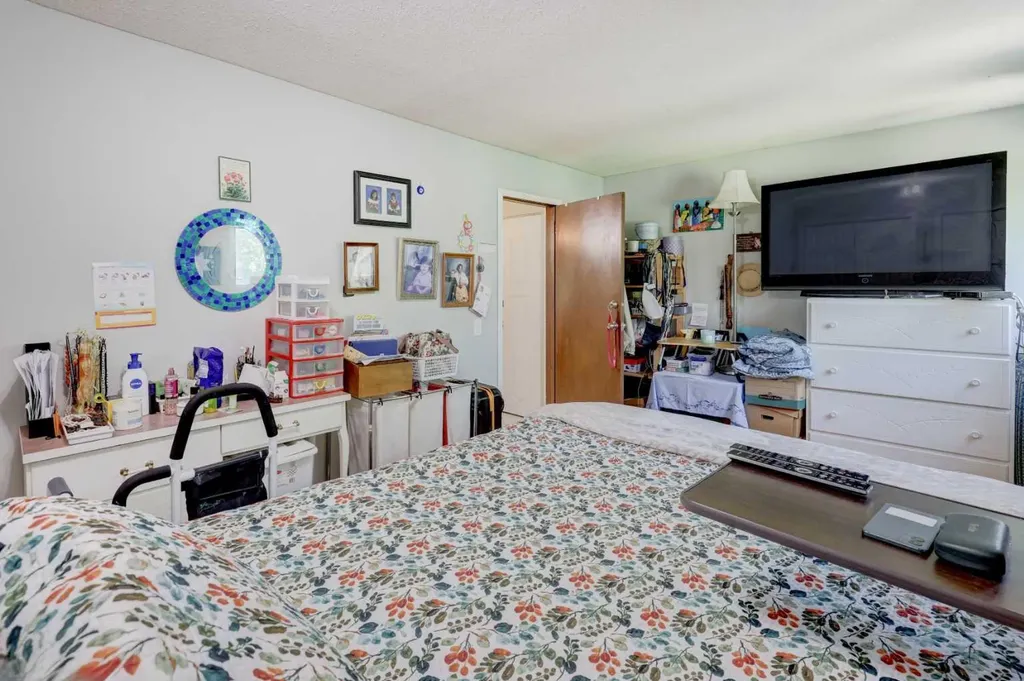 7624 34 Avenue NW Calgary AB T3B 1N6