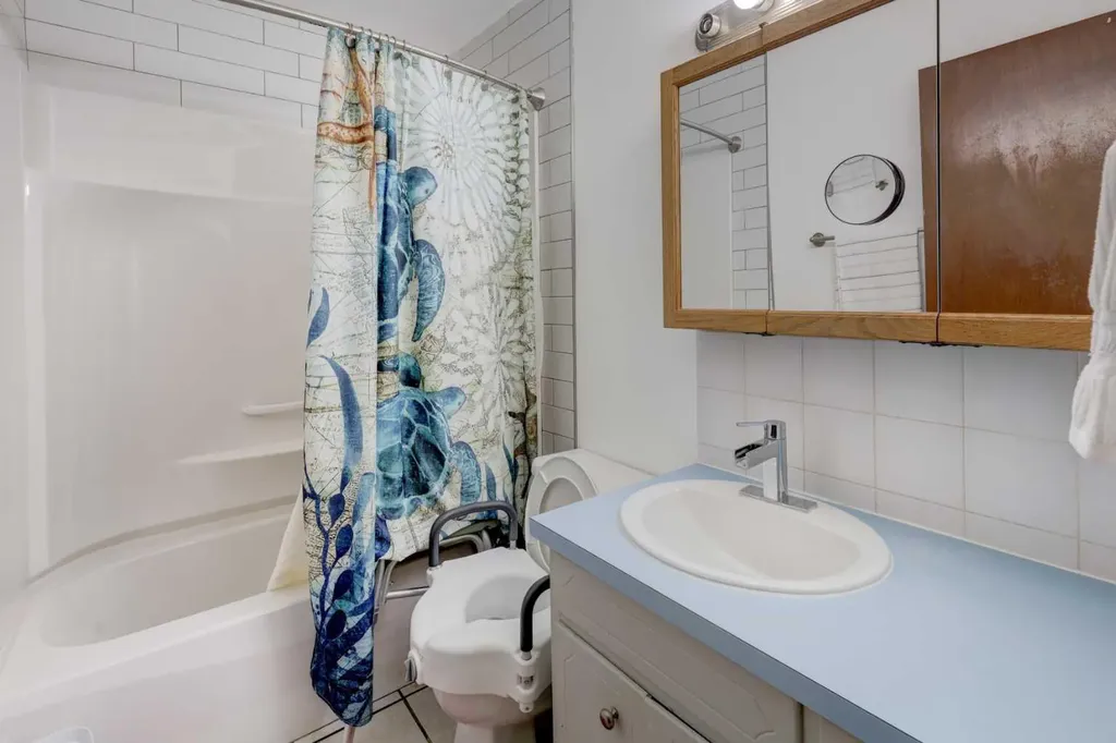 7624 34 Avenue NW Calgary AB T3B 1N6