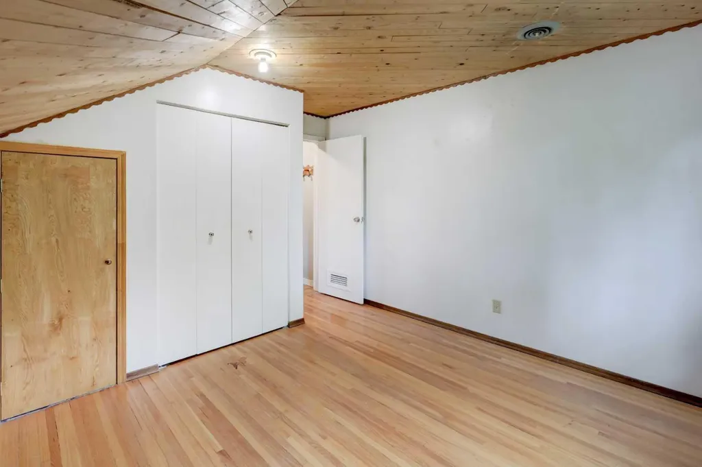 7624 34 Avenue NW Calgary AB T3B 1N6