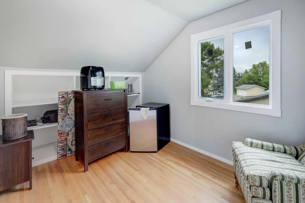 7624 34 Avenue NW Calgary AB T3B 1N6