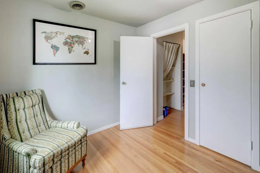 7624 34 Avenue NW Calgary AB T3B 1N6