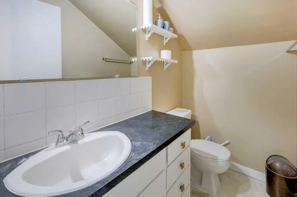 7624 34 Avenue NW Calgary AB T3B 1N6