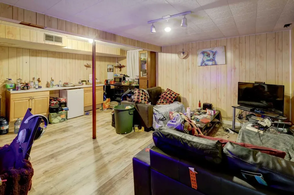 7624 34 Avenue NW Calgary AB T3B 1N6