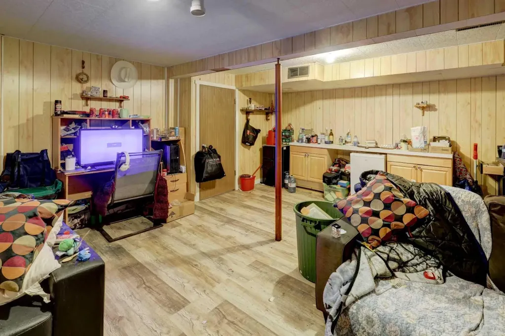 7624 34 Avenue NW Calgary AB T3B 1N6