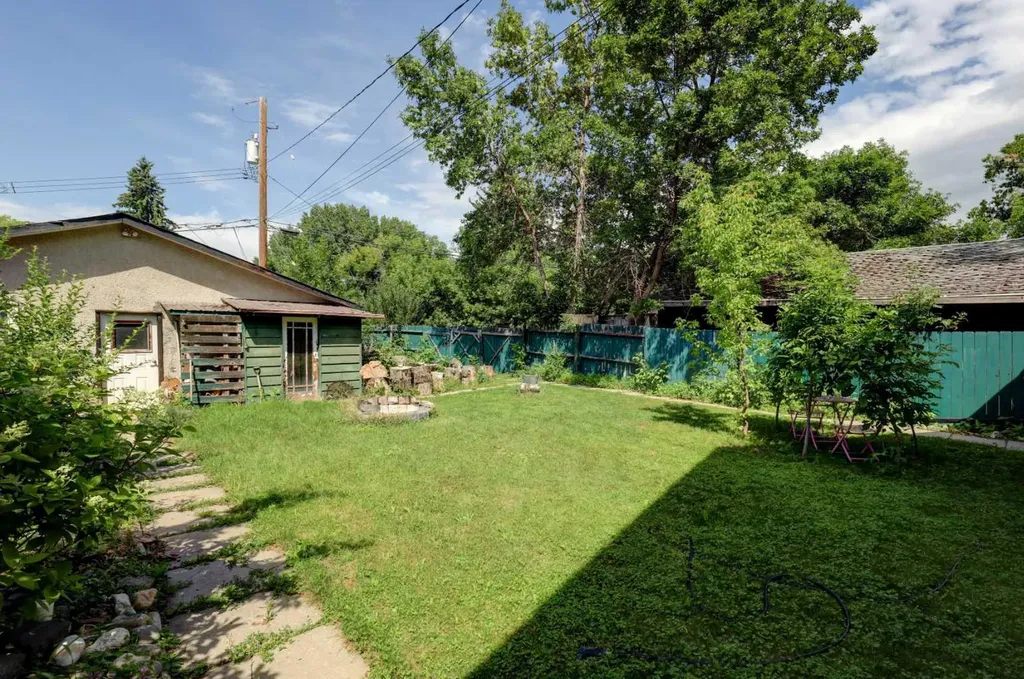 7624 34 Avenue NW Calgary AB T3B 1N6