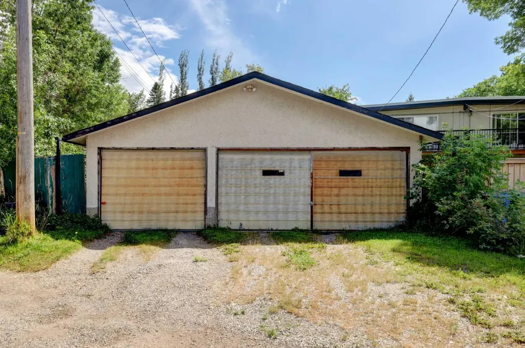 7624 34 Avenue NW Calgary AB T3B 1N6