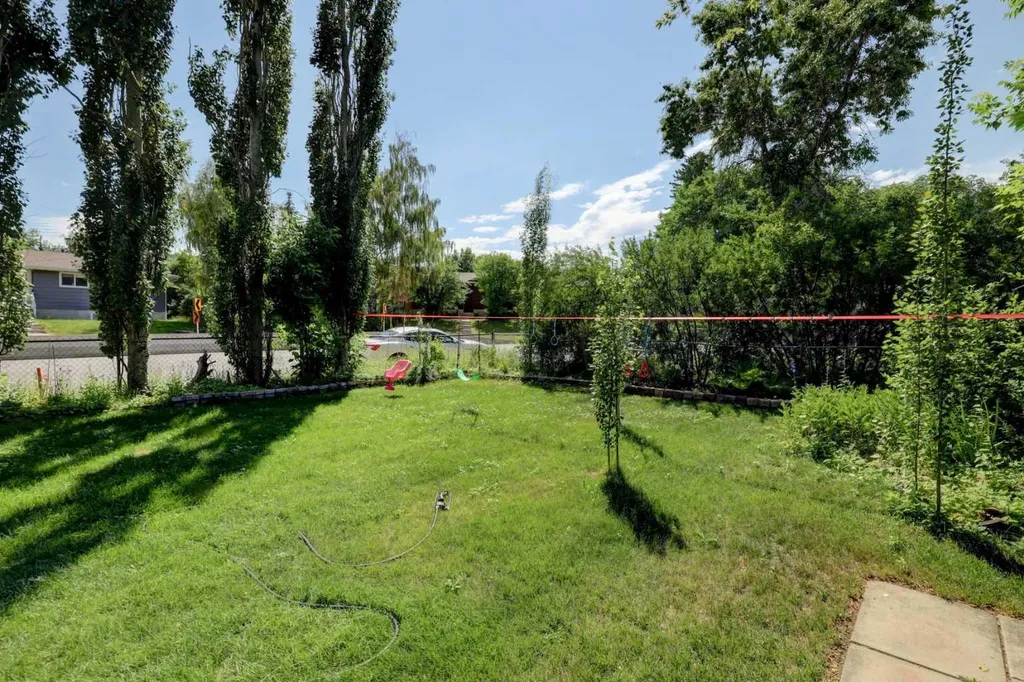 7624 34 Avenue NW Calgary AB T3B 1N6