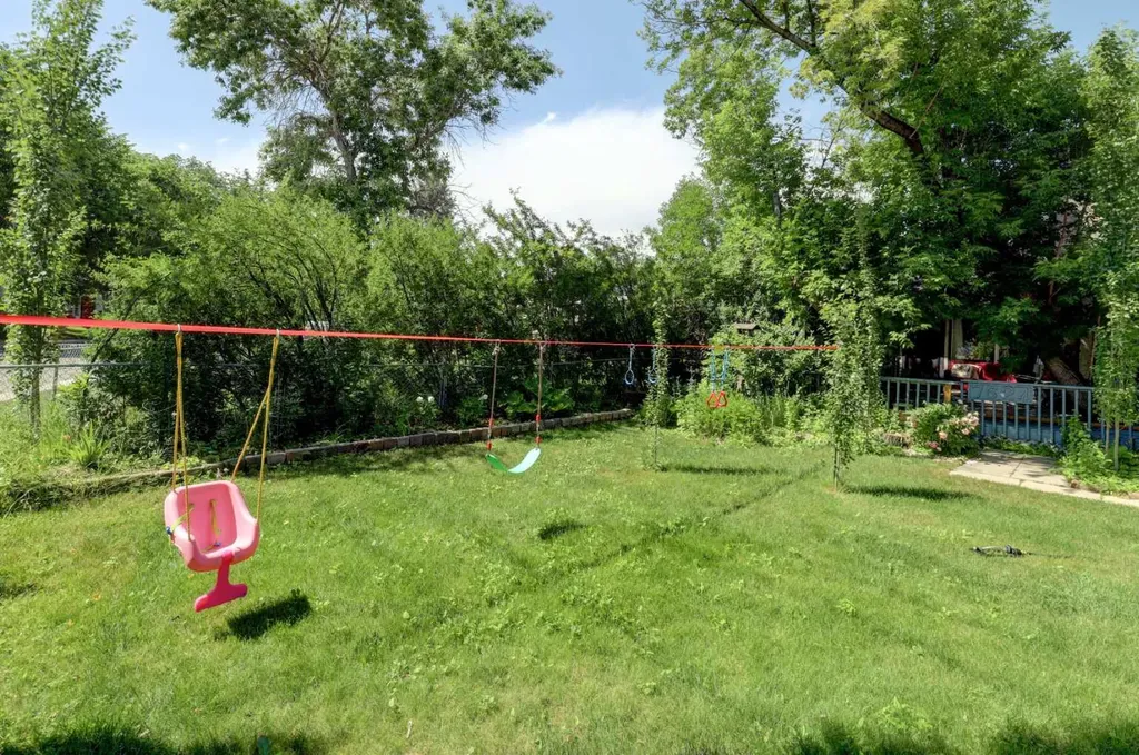 7624 34 Avenue NW Calgary AB T3B 1N6