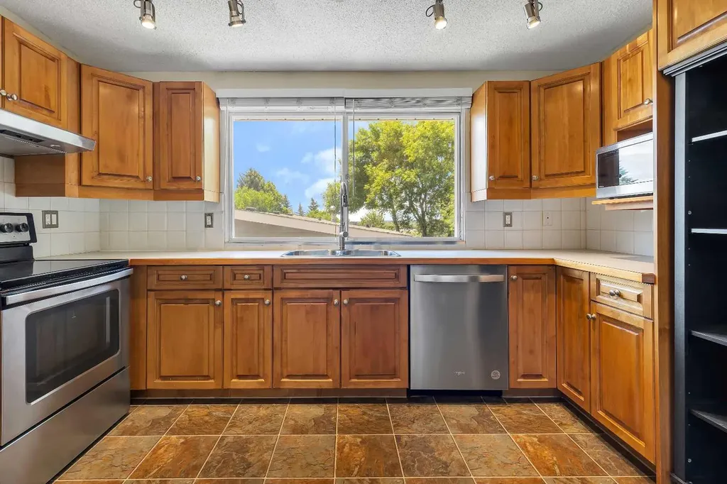 3415 Benton Drive NW Calgary AB T2L1W7