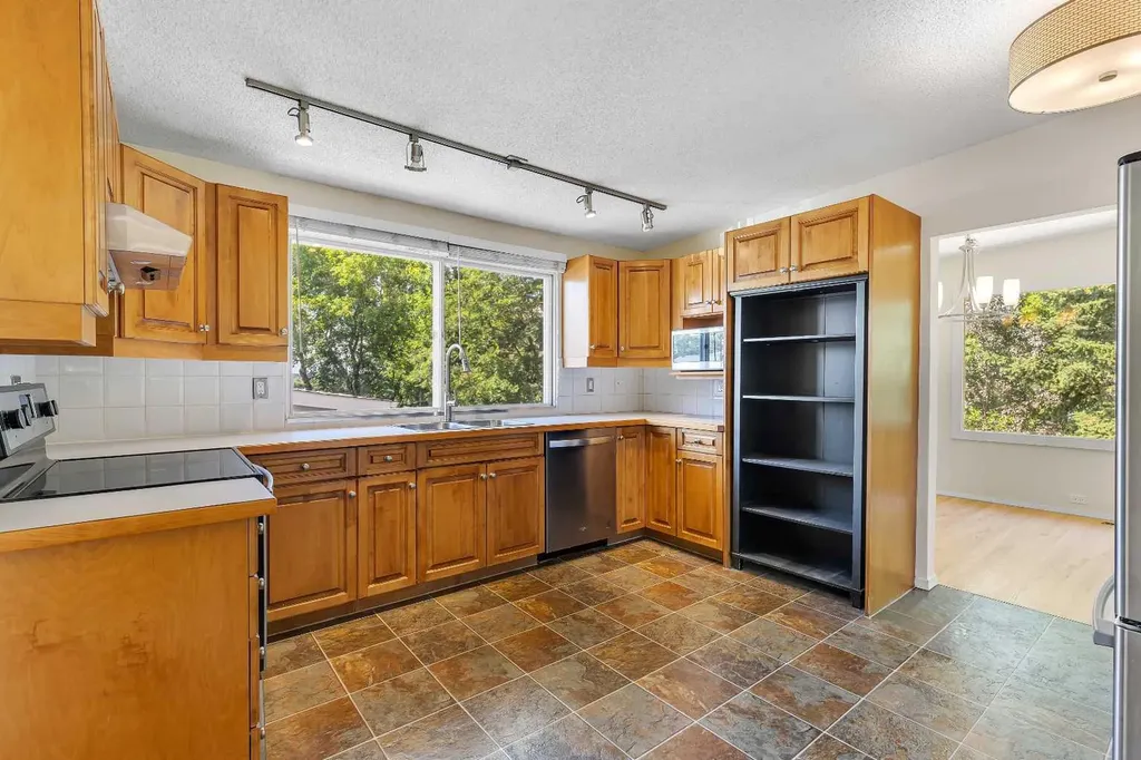 3415 Benton Drive NW Calgary AB T2L1W7