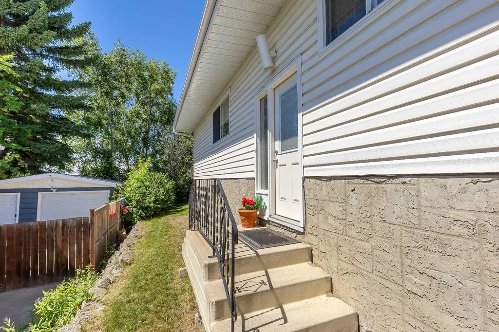 3415 Benton Drive NW Calgary AB T2L1W7