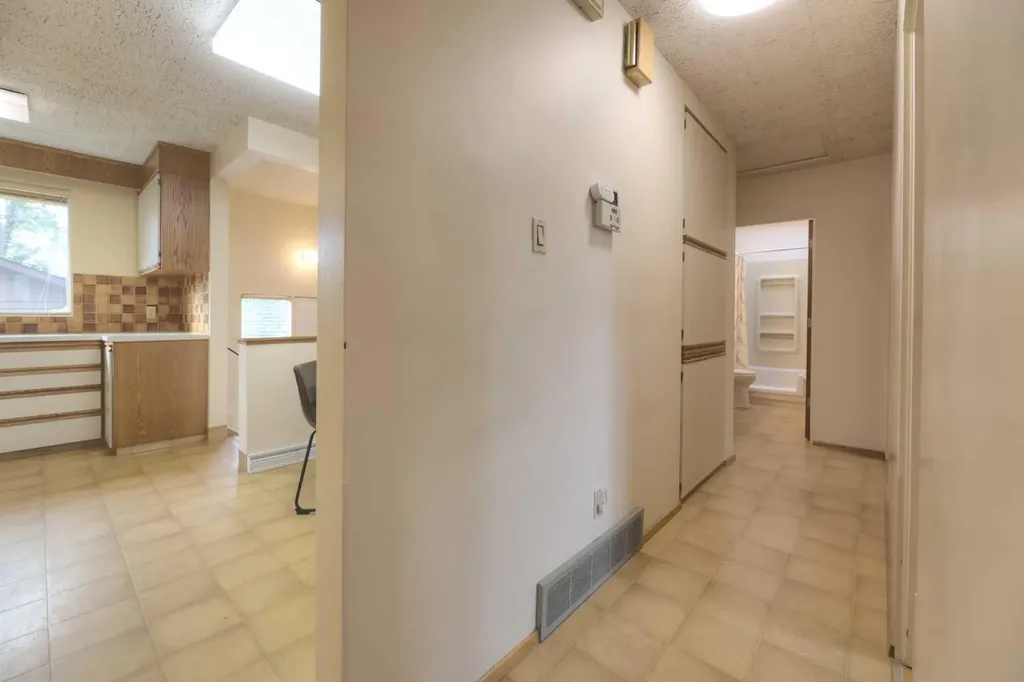 31 Rosery Drive NW Calgary AB T2K 1L4