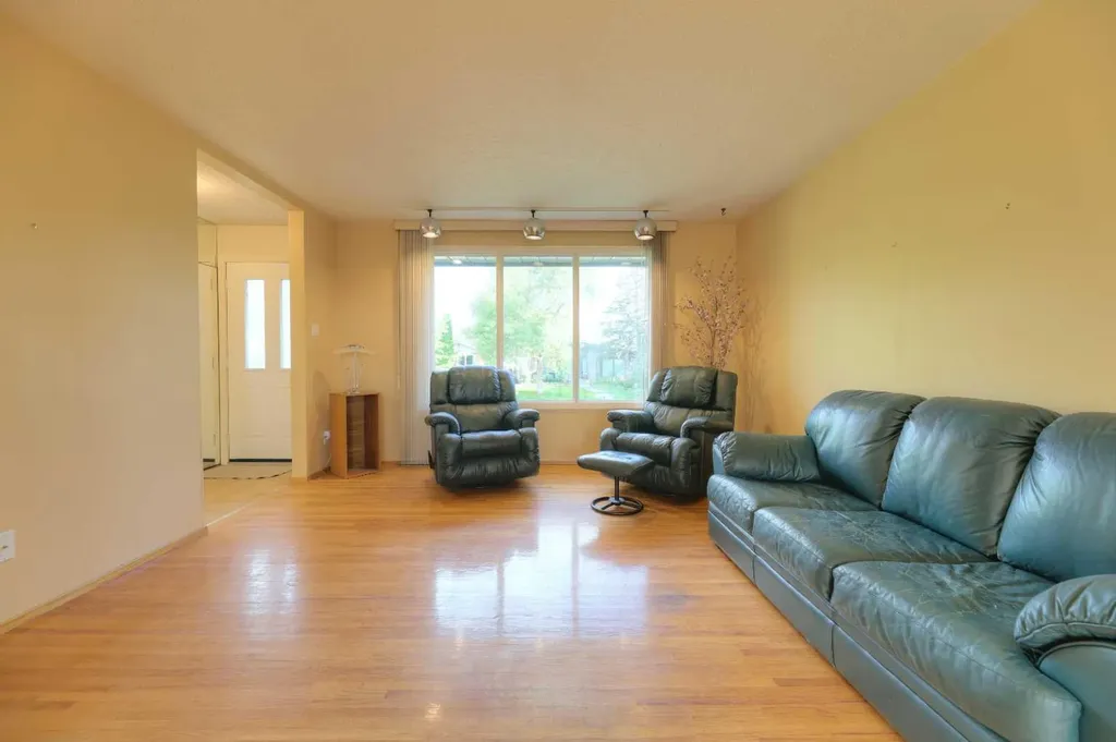 31 Rosery Drive NW Calgary AB T2K 1L4