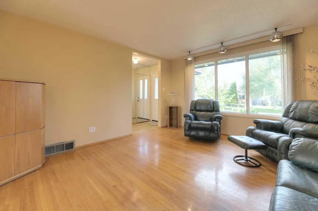 31 Rosery Drive NW Calgary AB T2K 1L4