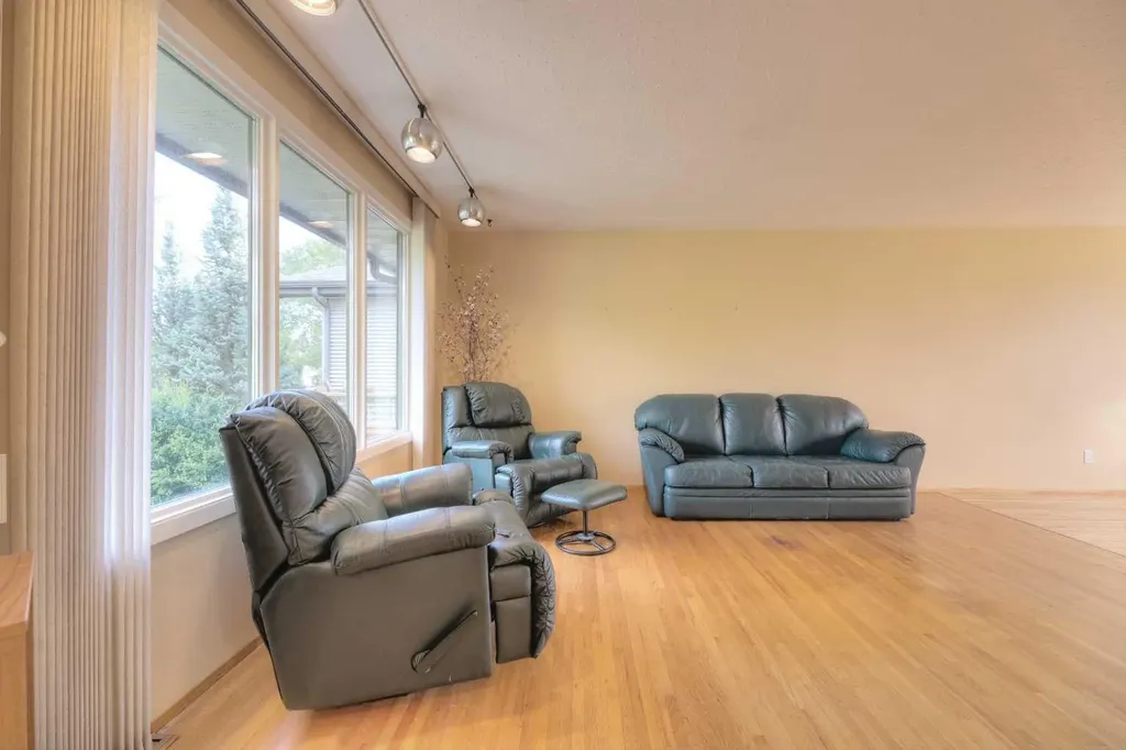 31 Rosery Drive NW Calgary AB T2K 1L4