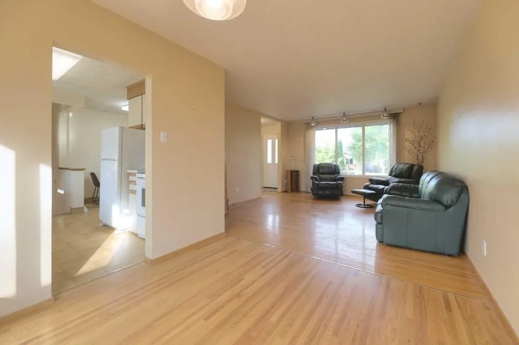 31 Rosery Drive NW Calgary AB T2K 1L4