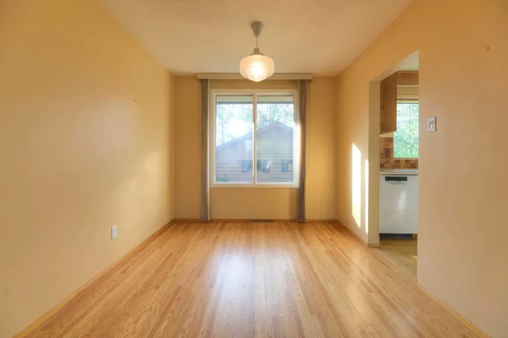 31 Rosery Drive NW Calgary AB T2K 1L4