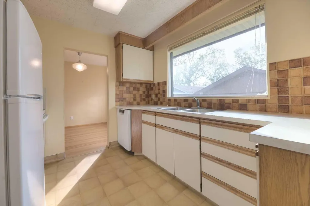 31 Rosery Drive NW Calgary AB T2K 1L4