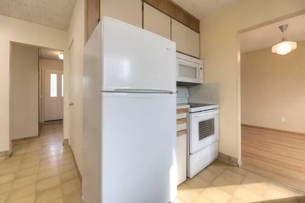 31 Rosery Drive NW Calgary AB T2K 1L4