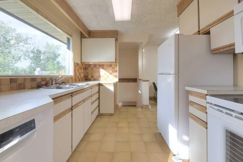 31 Rosery Drive NW Calgary AB T2K 1L4
