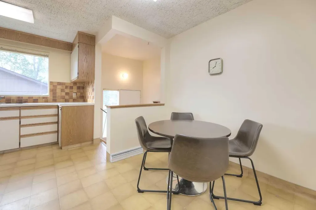 31 Rosery Drive NW Calgary AB T2K 1L4