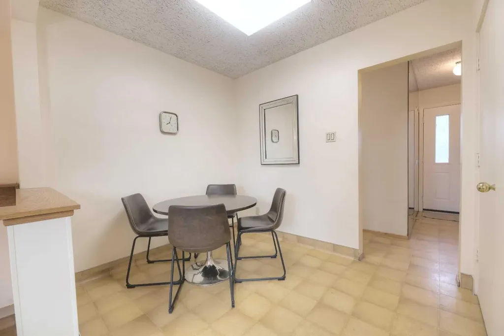 31 Rosery Drive NW Calgary AB T2K 1L4