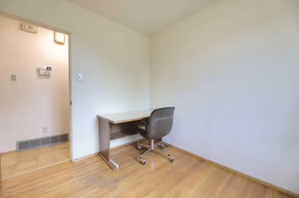 31 Rosery Drive NW Calgary AB T2K 1L4