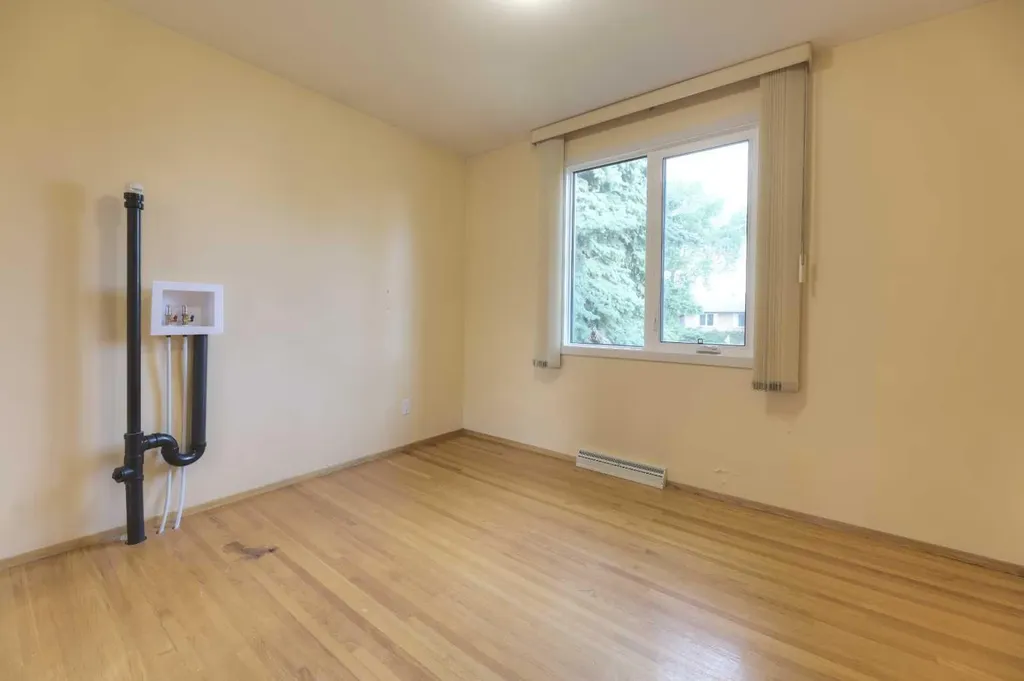 31 Rosery Drive NW Calgary AB T2K 1L4