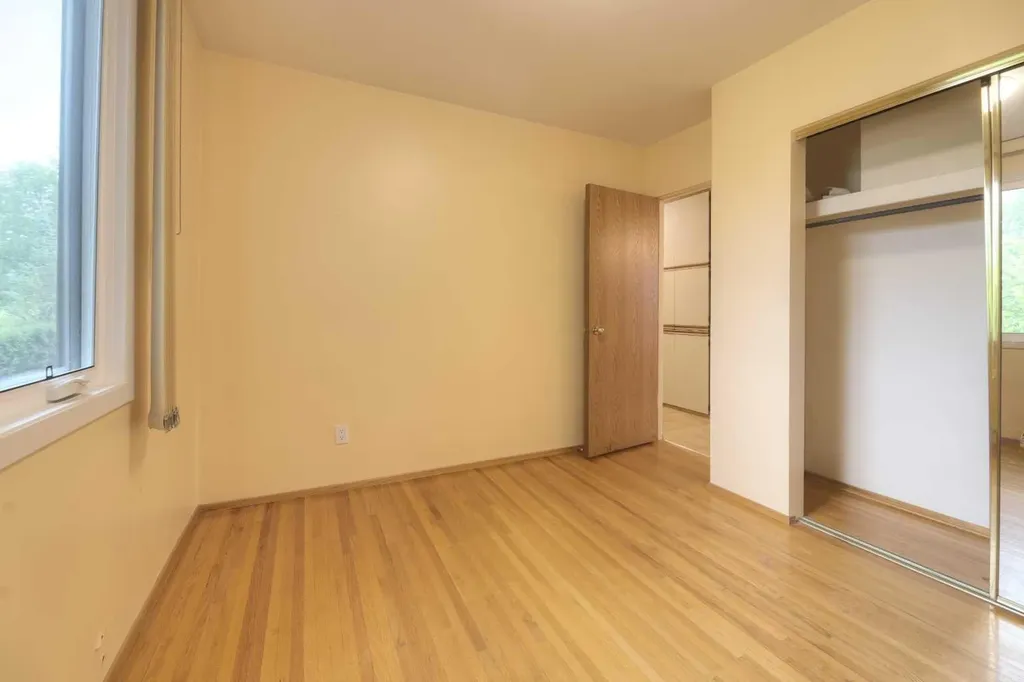 31 Rosery Drive NW Calgary AB T2K 1L4