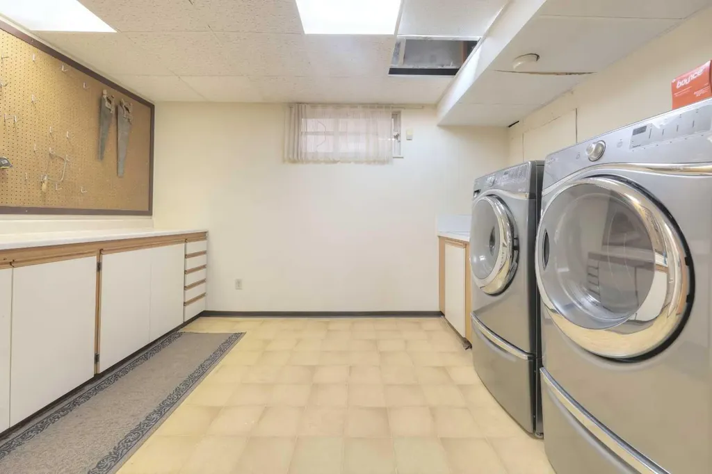 31 Rosery Drive NW Calgary AB T2K 1L4