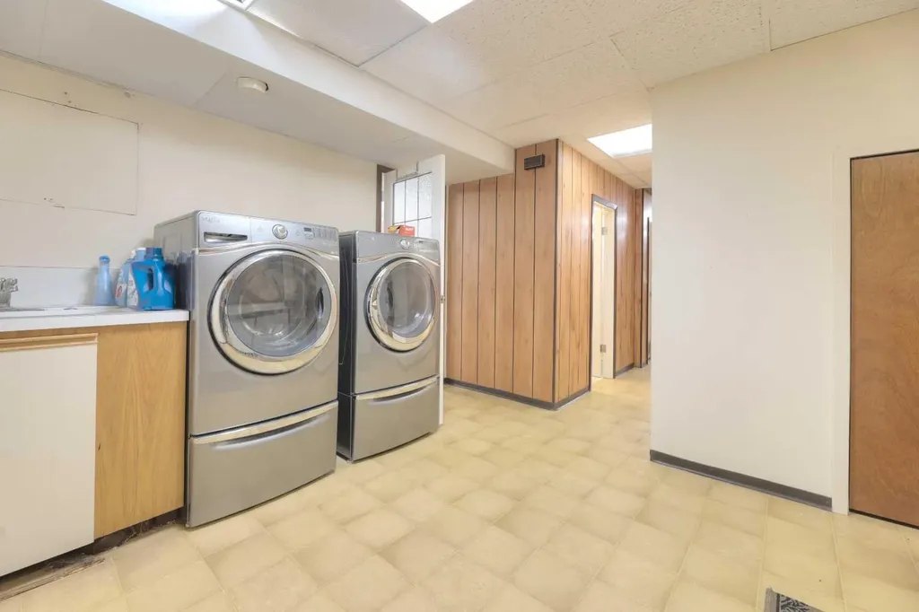 31 Rosery Drive NW Calgary AB T2K 1L4