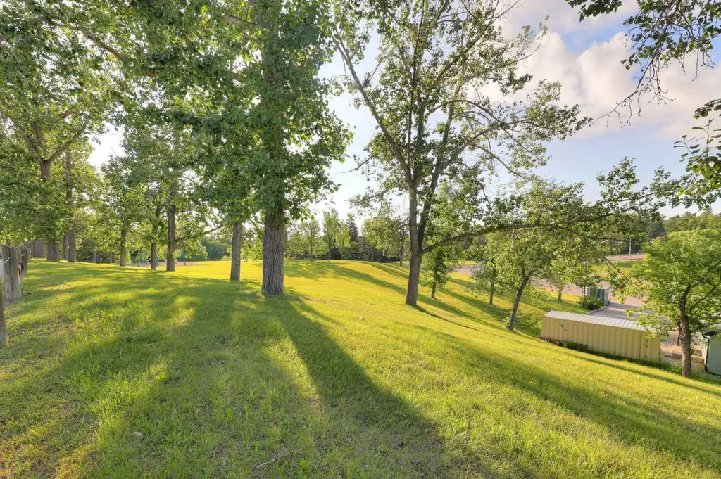 31 Rosery Drive NW Calgary AB T2K 1L4