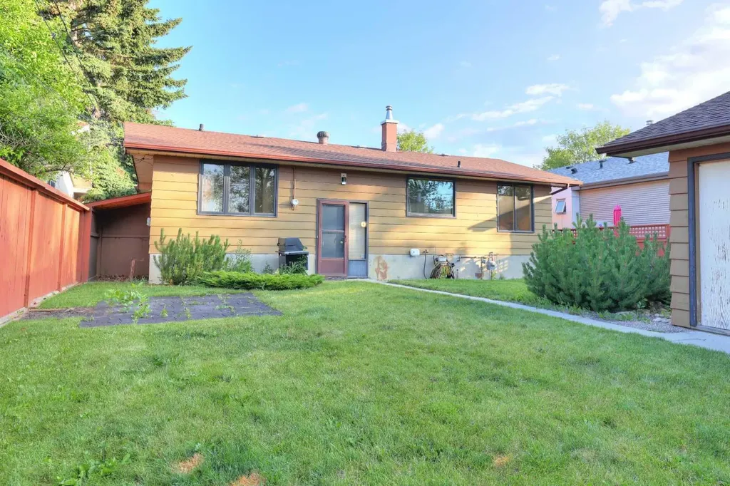 31 Rosery Drive NW Calgary AB T2K 1L4