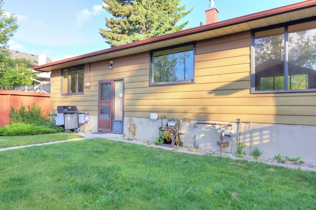 31 Rosery Drive NW Calgary AB T2K 1L4