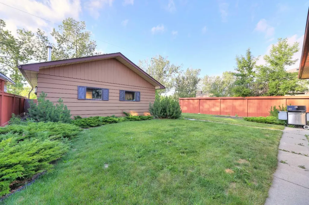 31 Rosery Drive NW Calgary AB T2K 1L4