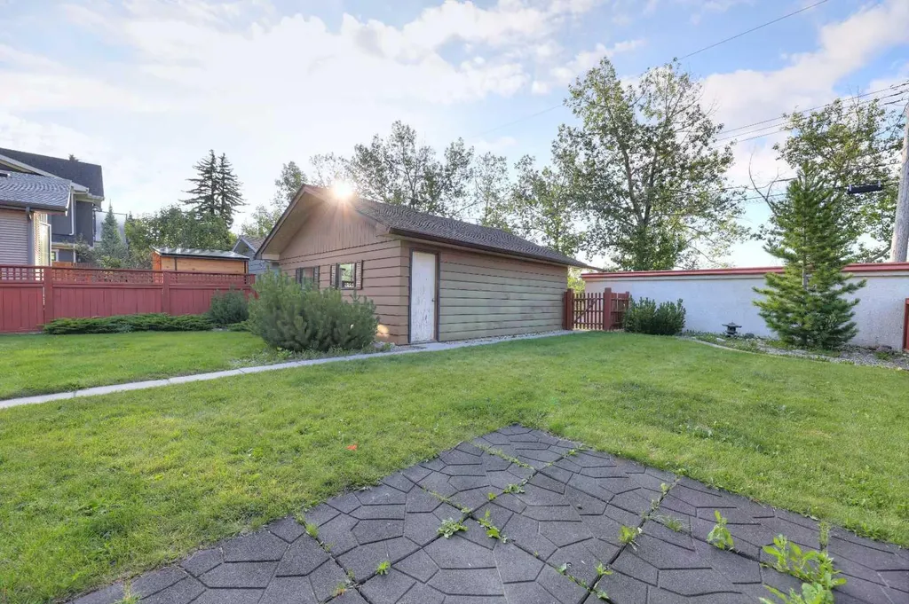 31 Rosery Drive NW Calgary AB T2K 1L4