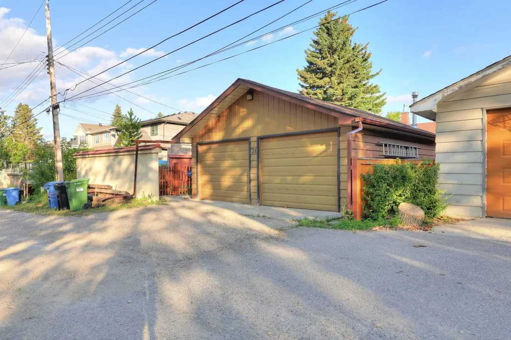 31 Rosery Drive NW Calgary AB T2K 1L4