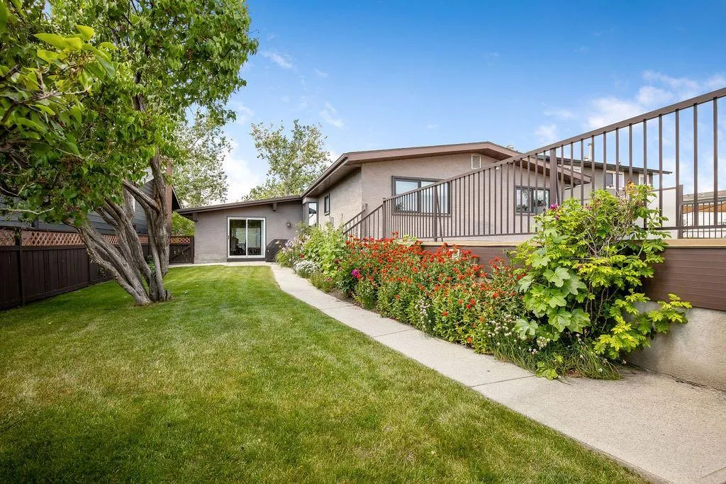 1348 Norfolk Drive NW Calgary AB T2K 5P6